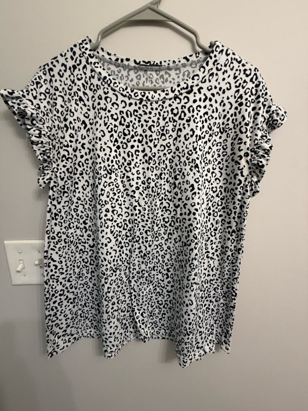 JODIFL White Leopard Print Ruffle Sleeve Tee
